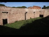 02300 ostia - regio v - insula xi - portico del monumento repubblicano (v,xi,4) - porticus - raum hinter den laeden (suedlich) - bli ri nordosten - 01-2024.jpg